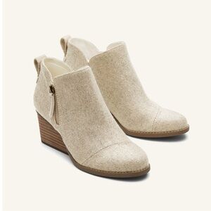 Toms Goldie Natural Glimmer Twill Ankle Wedge Bootie Size 7